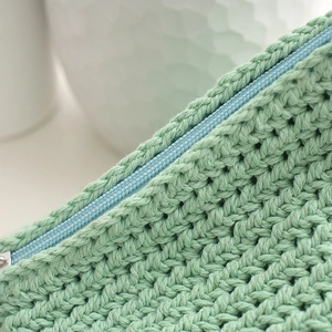 Pochette minimaliste en corde de coton tissée vert menthe avec zip en métal