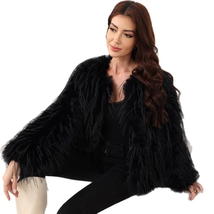 Veste courte en fausse fourrure noire pour femme avec texture moelleuse et coupe ample