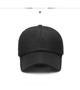 Gros plan détaillé d'une casquette de baseball noire en maille avec broderie YQU blanche