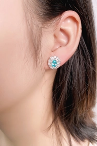 Macro di orecchini a forma di fiore con gemma Paraiba indossati per mostrare l'eleganza