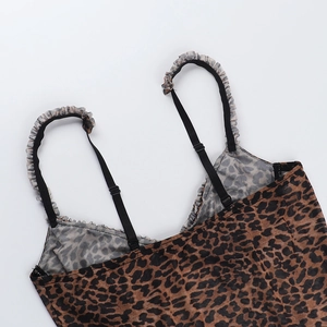 Detailansicht des Camisole mit Leopardenmuster, verstellbaren Trägern und Rüschensaum