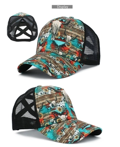 Détail de l'ouverture pour queue de cheval croisée et imprimé bohème sur casquette mesh