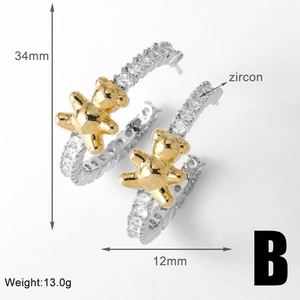 Details von C-förmigen Creolen mit klaren Zirkonia und goldenen Bären-Anhängern, 34mm