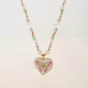 Collier de perles colorées avec un pendentif cœur doré orné d'un papillon
