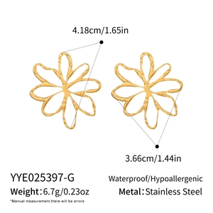 Detailed size chart showing gold hollow flower earrings with weight and material specs