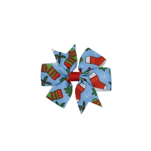 Detail der Weihnachts-Haarschleife mit festlichen Socken und Stechpalmenmustern auf hellblau