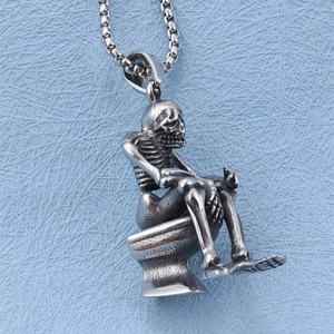 Collier pendentif crâne sur toilettes en argent style punk sur fond bleu clair