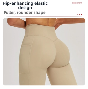 Détail du design galbant et des poches latérales sur le pantalon de yoga taille haute