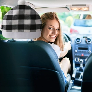 Housse d'appui-tête de voiture à carreaux noirs et blancs avec un pompon blanc décoratif