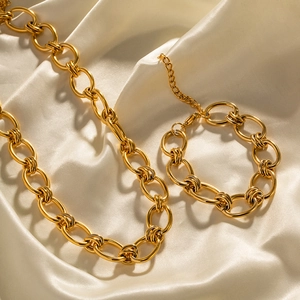 Vue détaillée de l'ensemble collier et bracelet à grosse chaîne en or 18 carats