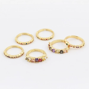 Detalle de circonitas de colores en anillos dorados de tamaño ajustable