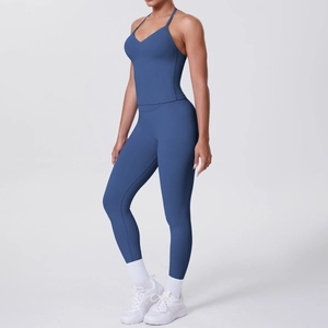 Detailansicht des tiefblauen Yoga-Sets mit V-Ausschnitt Top und High-Waist-Leggings