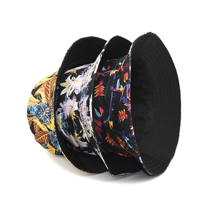 Lot de trois bobs réversibles aux motifs floraux et tropicaux sur fond blanc pour l'été