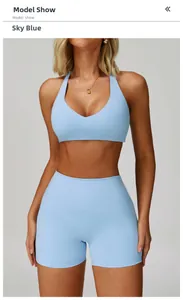 Set da yoga celeste con reggiseno sportivo con scollo a V e pantaloncini a vita alta