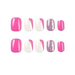 Unghie finte corte quadrate rosa e bianche con design geometrici e glitter argento