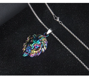 Dettaglio macro del ciondolo testa di leone arcobaleno su catena box in argento