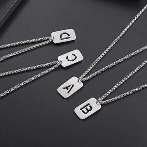 Collier avec pendentif lettre initiale en acier inoxydable argenté modèles A B C D
