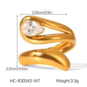 Detail of gold geometric ring with pear-shaped zircon, highlighting its 3.3g weight