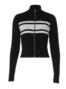 Détail du cardigan en maille côtelée à rayures noires et blanches avec fermeture éclair