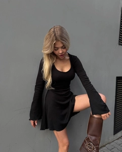 Détail d'une robe noire à col en U avec manches évasées et coupe moulante sexy pour femme
