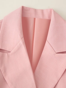Dettaglio del rever di un blazer rosa che mostra la trama saia e la fodera liscia