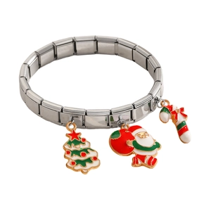 Detailansicht eines Edelstahl-Charm-Armbands mit Weihnachtsbaum- und Weihnachtsmannanhänger