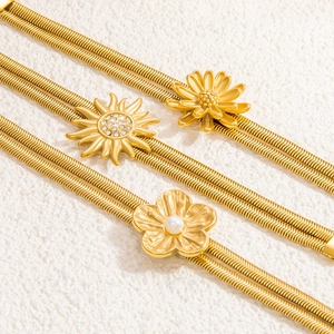 Halskette mit Schlangenkette 18K Gold mit Gänseblümchen Blume und Perle Anhänger