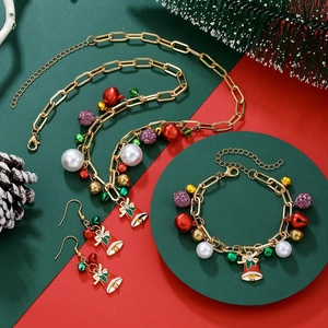 Set gioielli natalizi con campanelli colorati, perle, collana, bracciale e orecchini