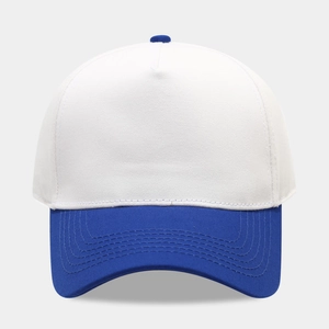 Détail de la visière bleue et des coutures sur la casquette de camionneur en coton