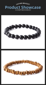 Vue détaillée de perles noires polies et de perles en bois marron sur bracelets élastiques