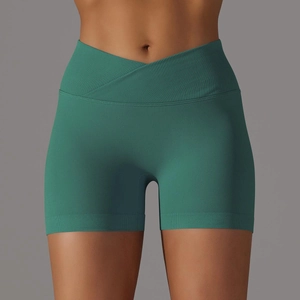 Dettaglio degli shorts da yoga a vita alta incrociata in tessuto a costine senza cuciture
