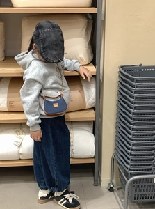 Sac bandoulière enfant en denim bleu marine avec chaîne en métal et détails en cuir