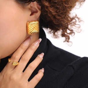 Boucles d'oreilles carrées texturées et ensemble de bagues dorées de style minimaliste