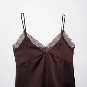Caraco élégant en satin marron foncé avec bordure en dentelle et décolleté en V chic