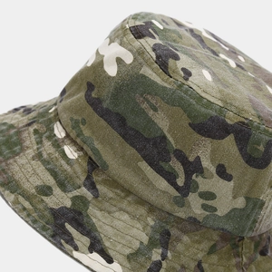 Detail der verstärkten Nähte und des Camouflage-Twill-Stoffs eines Wanderhutes