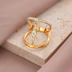 Bague dorée à chiffres romains avec double anneau ajouré et pierres en zircone brillantes