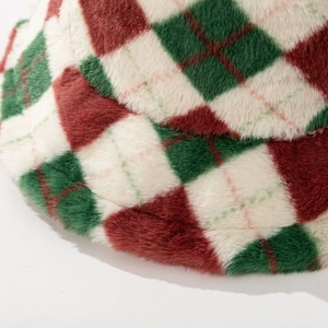 Chapeau bob en fausse fourrure à carreaux rouges et verts avec texture pelucheuse