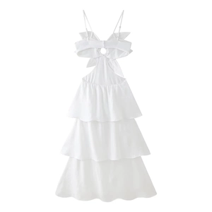 Détail d'une robe blanche sans manches avec dentelle ajourée et volants superposés