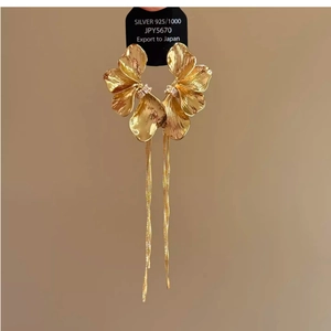 Close-up of 925 silver needle gold petal earrings with elegant long tassel chains