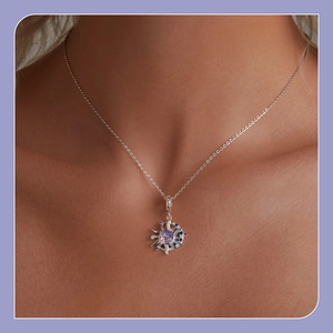 Nahaufnahme der S925 Silber Sonne und Mond Kette mit lila Opal am Hals des Modells