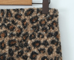 Gros plan d'une jupe léopard montrant la texture et les détails de la fausse fourrure
