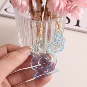 Orecchini a forma di bottiglia di profumo in resina azzurra con ganci dorati e glitter