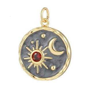 Pendente sole e luna dorato con gemma rossa e smalto grigio scuro su sfondo bianco