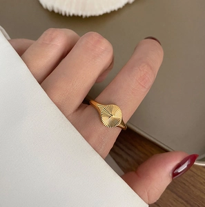 Gros plan détaillé de la bague plaquée or 18 carats avec motif texturé à rayons de soleil