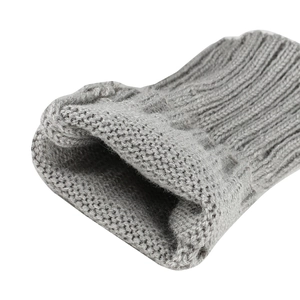 Primer plano de guantes de punto gris con textura de canalé y suave tejido acrílico
