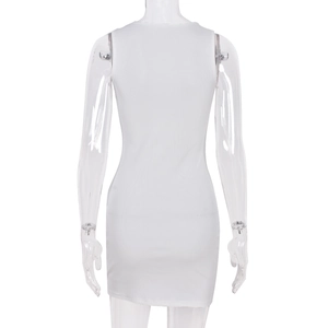 Detalle del diseño de espalda cruzada y tejido de punto acanalado en el vestido blanco