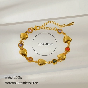 Vue détaillée du bracelet en acier inoxydable doré avec pierres précieuses colorées en cœur