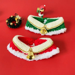 Vue détaillée de colliers de Noël tricotés pour animaux avec clochettes sur fond festif