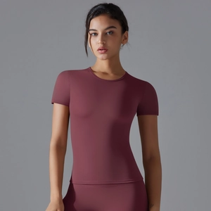 Nahaufnahme von weinrotem, elastischem Yoga-T-Shirt mit feinen Verarbeitungsdetails