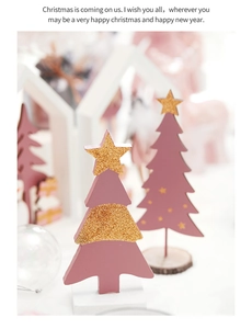 Vue détaillée d'arbres de Noël en bois rose avec étoile dorée et texte festif de vœux